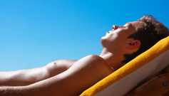 L'exposition solaire favorise l'apparition des cancers cutanés mais stimule la synthèse de vitamine D
